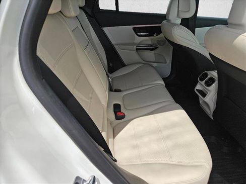 Used 2024 Mercedes-Benz GLC 300 4MATIC image 16