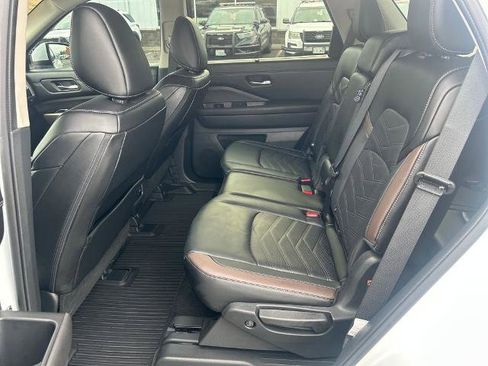Used 2025 Nissan Pathfinder Platinum w/ Cargo Package image 9