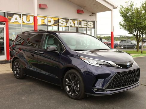 Used 2024 Toyota Sienna XSE w/ XSE Plus Package FWD image 3