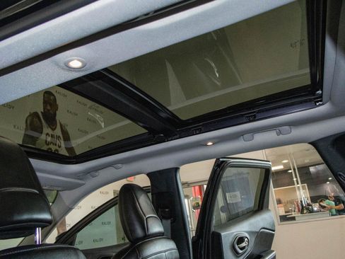 Used 2022 Jeep Cherokee Limited AWD/4WD image 13