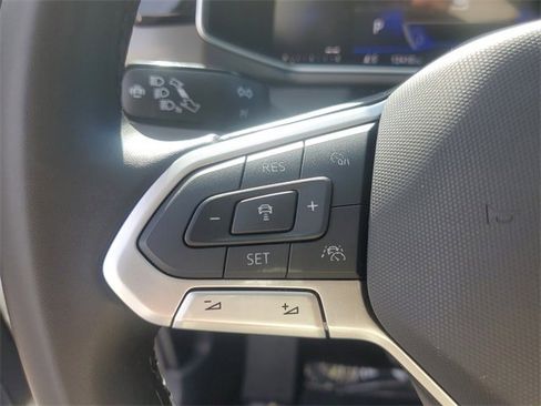 Certified 2025 Volkswagen Taos SE image 18