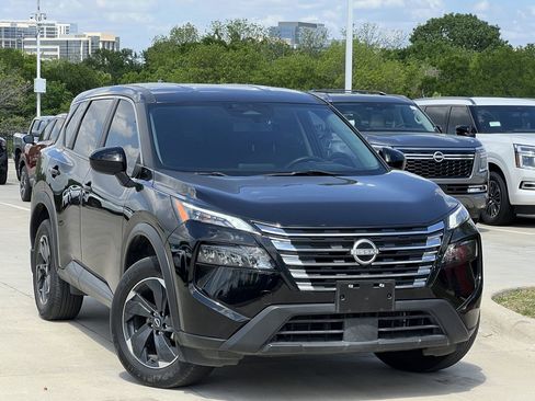 Used 2024 Nissan Rogue SV image 2