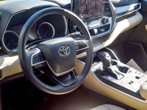 Used 2024 Toyota Highlander XLE AWD/4WD image 11