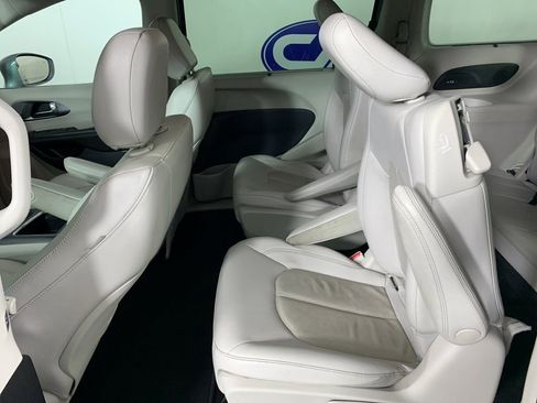 Used 2021 Chrysler Pacifica Touring-L FWD image 33