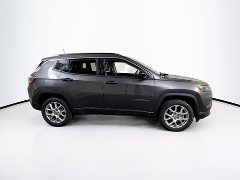 Used 2022 Jeep Compass Latitude AWD/4WD image 4