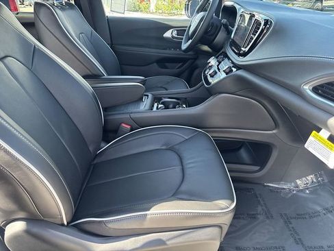 New 2026 Chrysler Pacifica Limited image 12