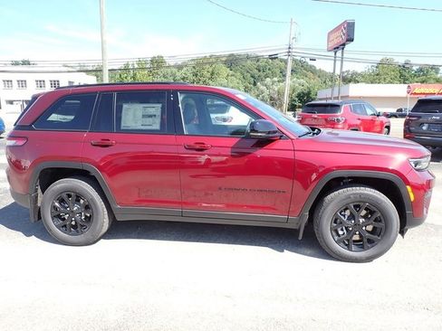 New 2025 Jeep Grand Cherokee Altitude image 8