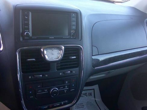 Used 2016 Chrysler Town & Country Touring image 7