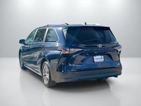 Certified 2023 Toyota Sienna XLE image 7