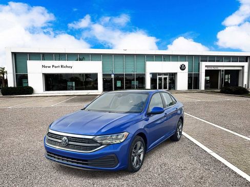 Used 2022 Volkswagen Jetta SE w/ Panoramic Sunroof Package image 4