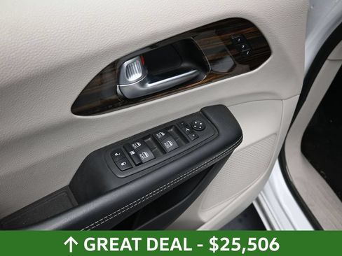 Used 2023 Chrysler Pacifica Limited FWD image 18