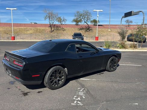 Used 2019 Dodge Challenger SXT image 5