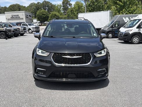 Used 2022 Chrysler Pacifica Limited FWD image 3