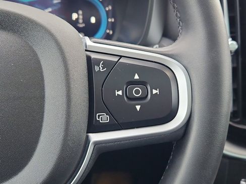 Used 2025 Volvo XC60 B5 Core image 28