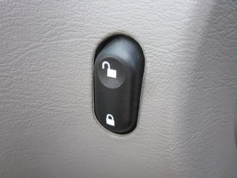 Used 2005 Ford Taurus SE image 24