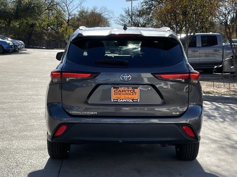Used 2024 Toyota Highlander LE image 5