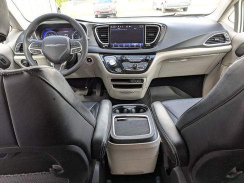 Used 2024 Chrysler Pacifica Touring-L image 4