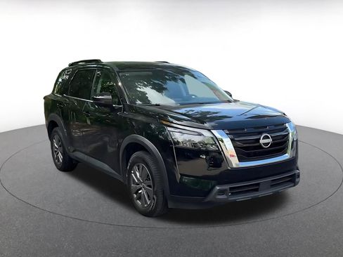 Used 2025 Nissan Pathfinder SV image 3