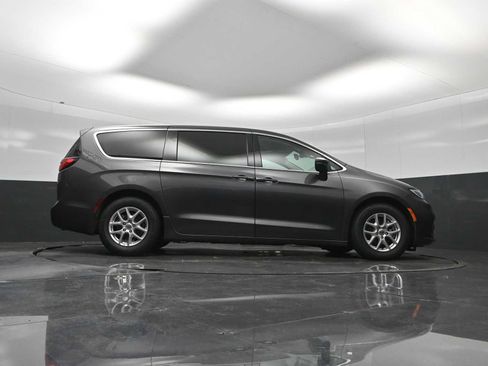 Used 2023 Chrysler Pacifica Touring-L FWD image 58