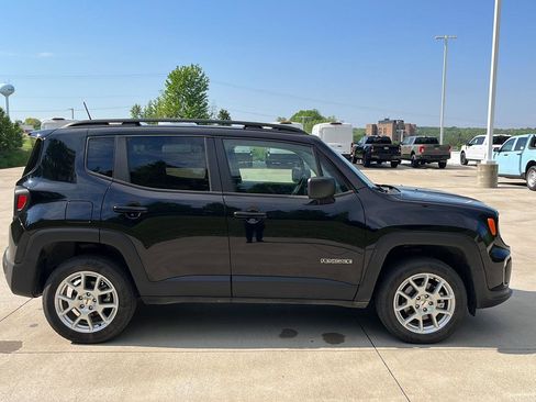 Used 2023 Jeep Renegade Latitude w/ Sun/Sound Group AWD/4WD image 4