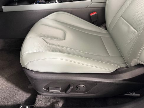 Used 2025 Hyundai Elantra Limited FWD image 11