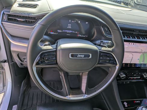 Used 2023 Jeep Grand Cherokee Overland w/ Luxury Tech Group IV AWD/4WD image 17