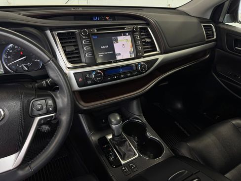 Used 2019 Toyota Highlander XLE AWD/4WD image 19