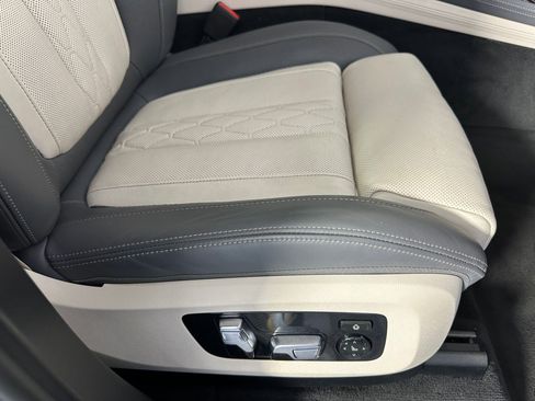 Used 2023 BMW X7 M60i w/ Executive Package image 33