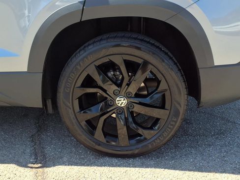 Certified 2023 Volkswagen Taos SE w/ Black Wheel Package FWD image 5
