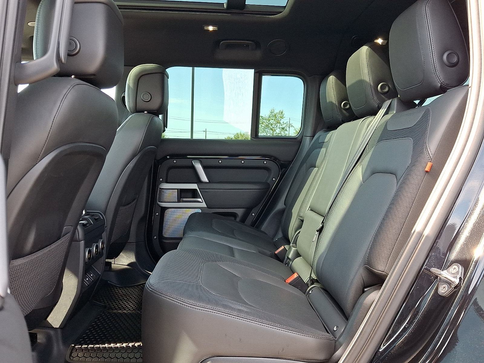 Used 2023 Land Rover Defender 130 X-Dynamic SE AWD/4WD image 8