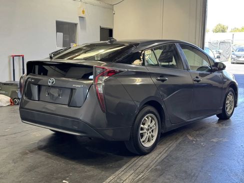 Used 2017 Toyota Prius Two w/ Preferred Accessory Package FWD image 4