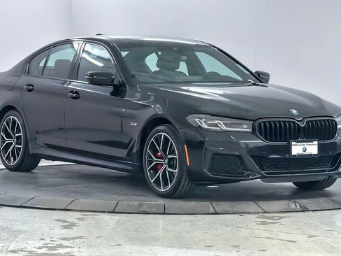 Used 2023 BMW 530e xDrive w/ Premium Package image 9