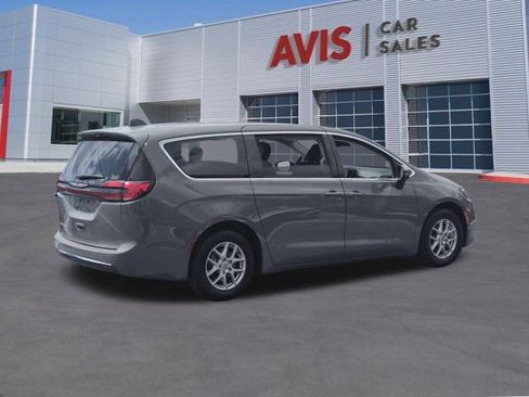 Used 2023 Chrysler Pacifica Touring-L image 6