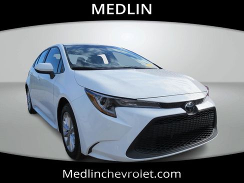 Used 2022 Toyota Corolla LE w/ LE Convenience Package image 2