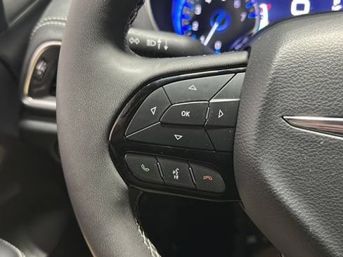 Used 2025 Chrysler Pacifica Limited FWD image 11