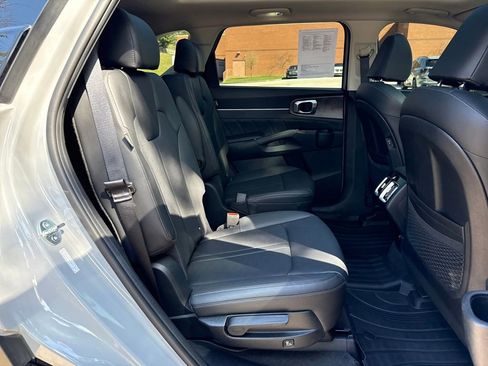 Used 2025 Kia Sorento SX image 27