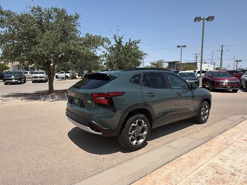 Used 2025 Chevrolet Trax LT FWD image 7