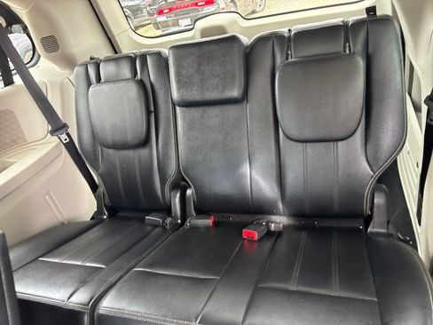 Used 2013 Chrysler Town & Country Touring image 11