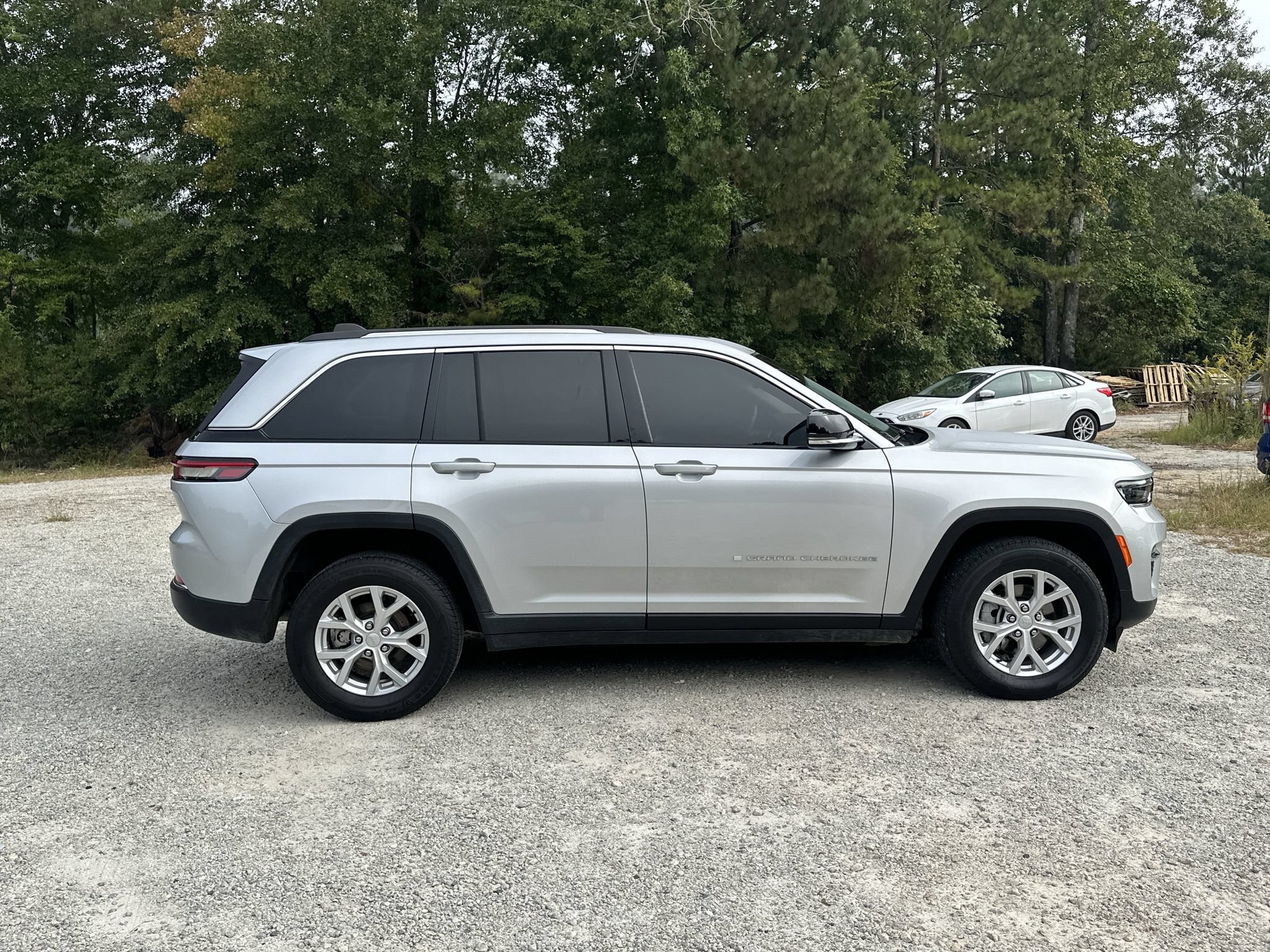 Used 2023 Jeep Grand Cherokee Limited AWD/4WD image 2