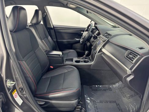Used 2017 Toyota Camry SE image 14