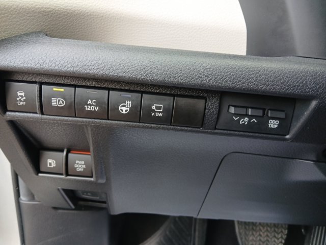 Used 2024 Toyota Sienna Platinum FWD image 18