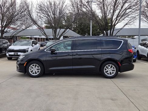 Used 2022 Chrysler Pacifica Touring-L w/ Uconnect Theater Family Group image 12