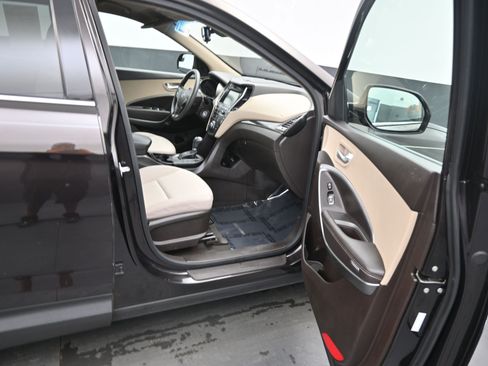 Used 2018 Hyundai Santa Fe SE image 11