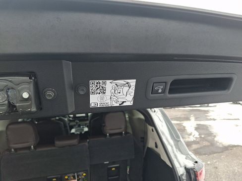 Used 2021 Toyota Sienna Platinum image 27