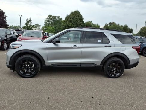 Used 2023 Ford Explorer ST-Line AWD/4WD image 2