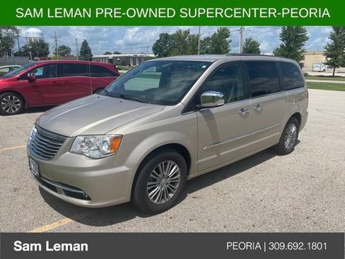 Used 2014 Chrysler Town & Country Touring-L w/ Driver Convenience Group FWD image 2