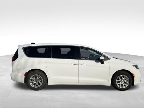 Used 2023 Chrysler Pacifica Touring-L image 31