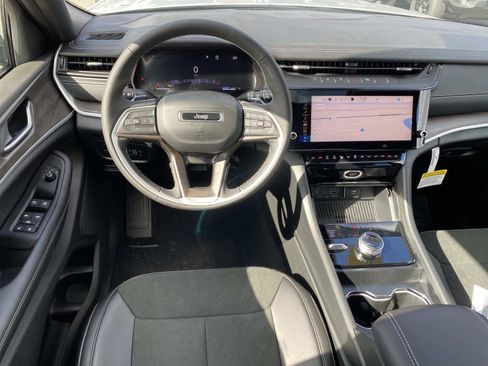 New 2026 Jeep Grand Cherokee Altitude image 9