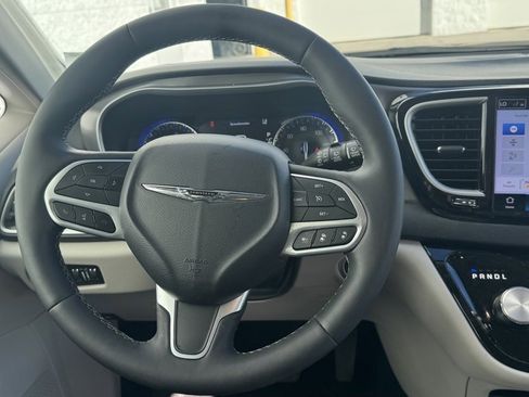 Used 2024 Chrysler Pacifica Touring-L image 12