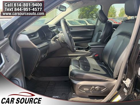 Used 2022 Jeep Grand Cherokee L Limited w/ Black Appearance Package AWD/4WD image 16